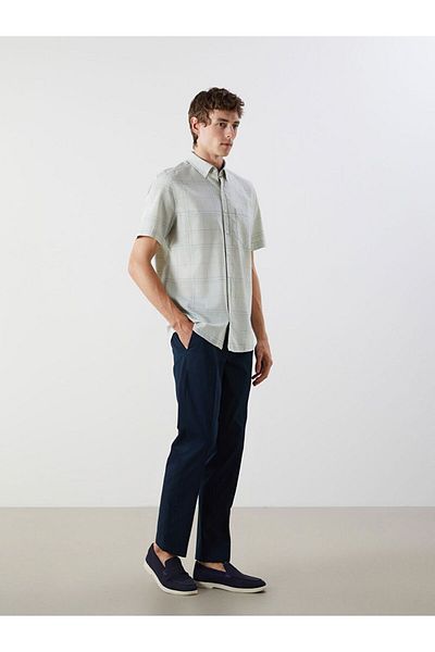 LC Waikiki Ανδρικό πουκάμισο LCWAIKIKI Classic Regular Fit με κοντό μανίκι καρό από ποπλίνα