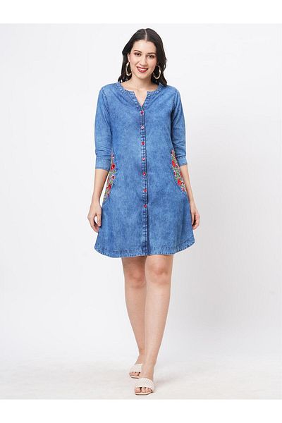 HashtagBe Short dress in sturdy denim with pockets and embroidery around them