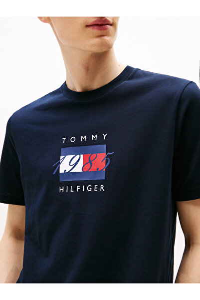 Tommy Hilfiger تي شيرت تومي هيلفيغر رجالي بأكمام قصيرة ورسومات علم خطي وسماء صحراوية