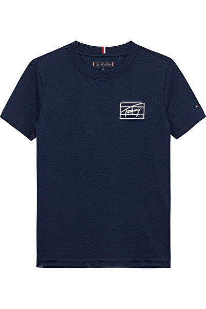 Tommy Hilfiger تي شيرت تومي هيلفيغر للأولاد بأكمام قصيرة وطبعة فارسيتي باللون الأزرق الداكن