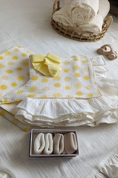 TİJA 100% Cotton 4-Piece Baby Set Muslin Cover, Frilly Blanket, Neck Scarf, 3-Piece Socks Set