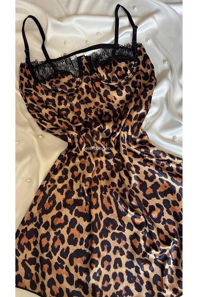 Lessya Cămașă de noapte din satin cu imprimeu leopard cu curea reglabilă