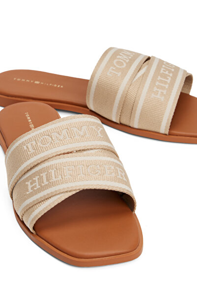 Tommy Hilfiger صندل مسطح من تومي هيلفيغر للنساء بشريط من الفجل