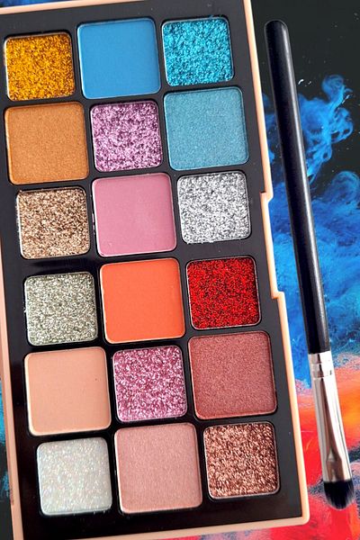 wonderway 18Pcs Eyeshadow and Glitter Palette 2 in 1- with Eyeshadow Brush