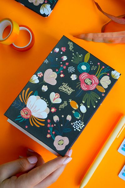 Victoria's Journals Настолен бележник с твърди корици. 80 грама хартия в цвят слонова кост, 340 листа. 11x15,8 см. Цветни кантове.