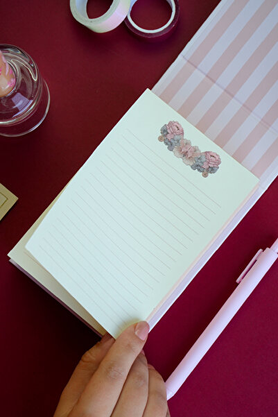 Victoria's Journals Επιτραπέζιο Σημειωματάριο με σκληρό κάλυμμα. 80 γραμμάρια Χαρτί Μαργαριτάρι, 340 φύλλα. 11x15,8 εκ. Έγχρωμη άκρη.