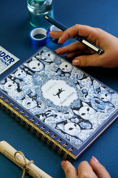 Victoria's Journals Седмичен планер с твърди корици, подвързан със спирала, без дата, с 12 отметки, 192 страници.