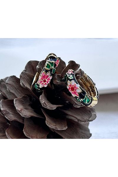 juleeco Black Enamel Covered Flower Leaf Pattern Gold Earrings (2cm)