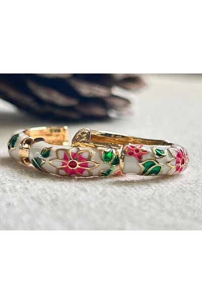 juleeco White Enamel Covered Flower Leaf Pattern Gold Earrings (2cm)