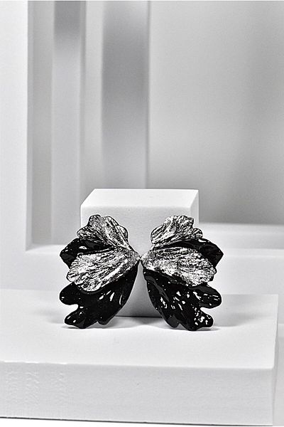 NARRU NARRU handmade earrings, decorated with flowers and ropes, black and silver, Marilu 02