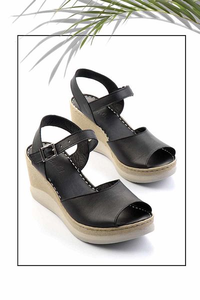 Bambi Schwarze Leder-Damenschuhe mit Keilabsatz K05281018303