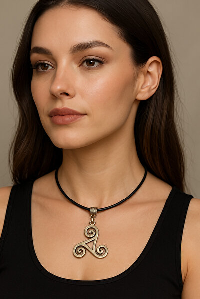 SYAZE قلادة ملفوفة من الجلد الأسود