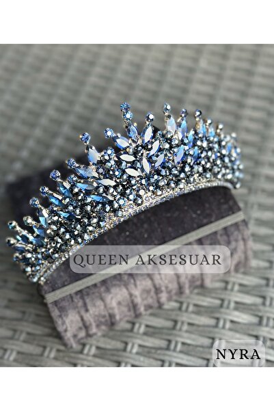 QUEEN AKSESUAR تاج NYRA من الياقوت الأزرق الليلي والأحجار الكريمة الكريستالية الفاخرة بتصميم فاخر لحفلات الزفاف مع تاج معدني ذو تصميم أصلي