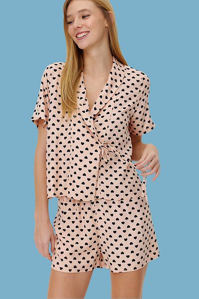 Trendyol Collection Gewebtes Pyjama-Set mit puderfarbener Herz-Schnürung und Viskose-Shorts THMSS24PT00003