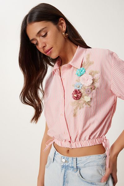 Happiness İstanbul Cămașă crop țesută cu dungi brodate cu flori roz alb TP00095