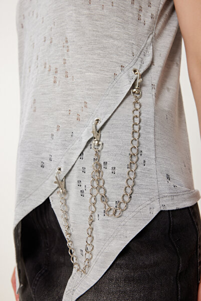 Happiness İstanbul Graues Melange-Strick-T-Shirt für Damen mit zerrissenen Details und Metall-Accessoires TP00101