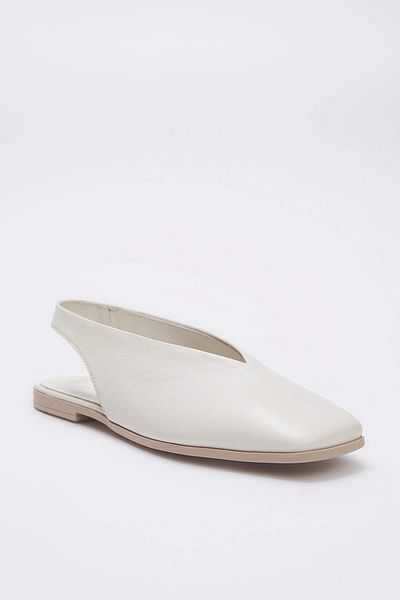 TRENDYOL SHOES Off-White Damen-Ballerinas aus echtem Leder mit offenem Rücken und quadratischer Zehenpartie TAKSS25BE00018