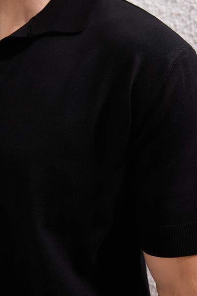 Trendyol Collection Schwarzes T-Shirt mit normaler Passform und flachem Polokragen TMNSS25PO00008