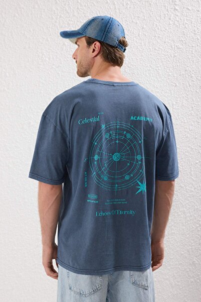 Trendyol Collection Темно-синя футболка великого розміру з візерунком Galaxi з ефектом вицвітання TMNSS25TS00076