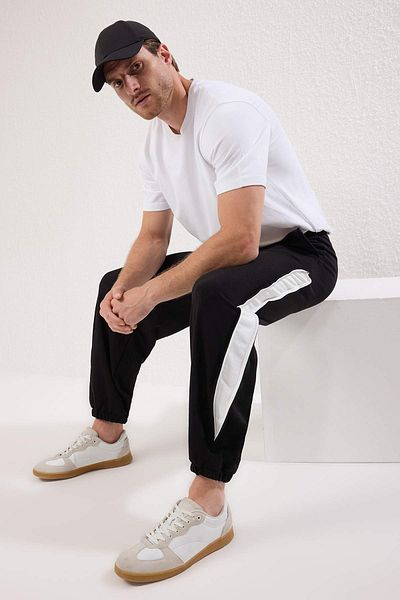 Trendyol Collection Μαύρο Unisex Oversize/Wide Cut Panel Λεπτομερή φούτερ TMNSS25EA00004