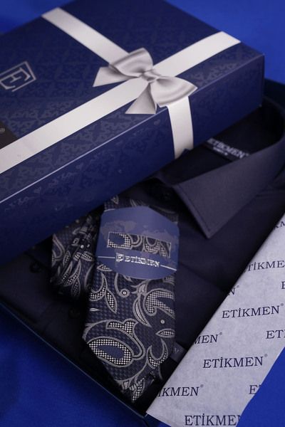 Etikmen Sötétkék szatén és kendő mintás nyakkendőszett - ajándékdobozban