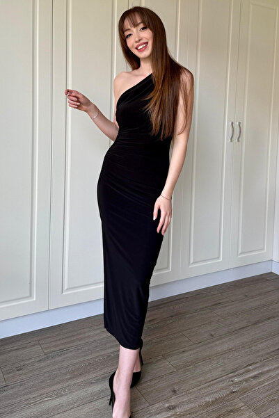 Dilay Gökoğlu Butik Drapeli Tek Omuz Siyah Midi Elbise