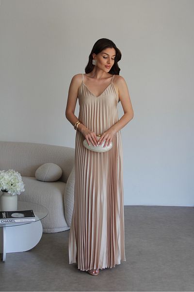 Julidress Μπεζ κρεμαστό φόρεμα με λαιμόκοψη V με μακρύ μήκος Premium πλισέ