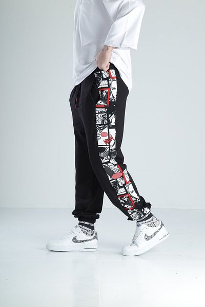 COCOPELLI Μαύρο παντελόνι Jogger με λεπτομέρεια κόμικ
