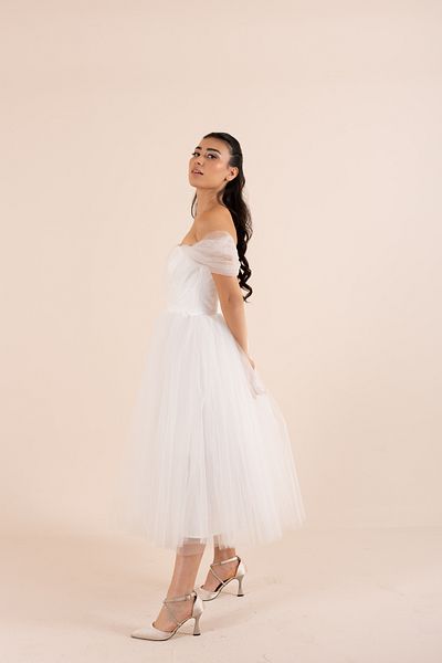 berissima bride Λευκό φόρεμα με λαιμόκοψη Agnes Tulle με χαμηλό μανίκι στο στήθος