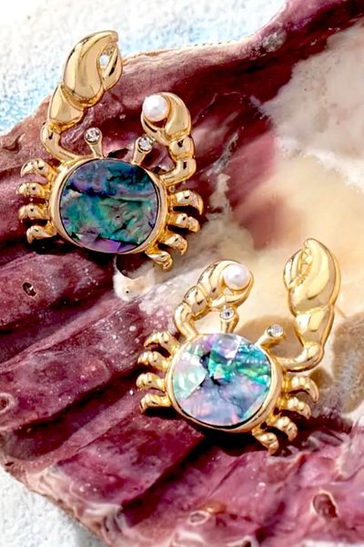 Pinty Design أقراط نسائية من الفولاذ اللؤلؤي على شكل سرطان البحر
