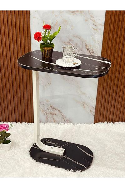 Un “Elegant side table for cafes and lounges, ideal for serving coffee and juices.” Black
