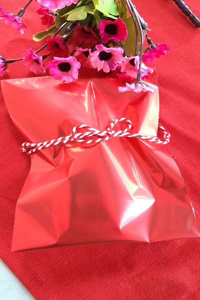 MERT AMBALAJ ÜRÜNLERİ Gift Pack of 50 Red Janjan - Adhesive - 12 x 17 cm