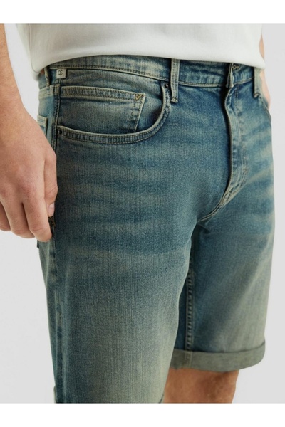 QS by s.Oliver Pantaloni scurți din denim pentru bărbați, talie medie John, croială regulată, aspect decolorat, albastru