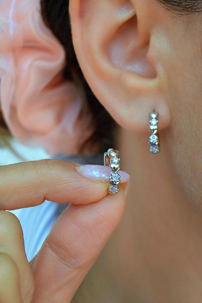 Sacce Scarves&Accessories Row Heart Hoop Earrings – Zircon Stone