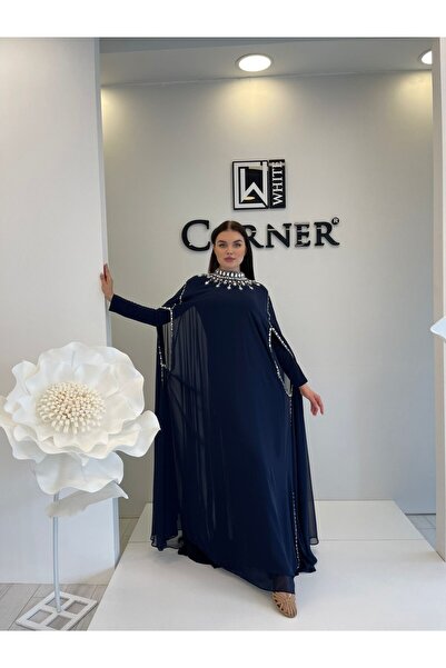 White Corner 2957 فستان شيفون مطرز بالحجر الخاص