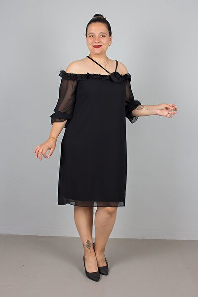 Truva XXL Rose Detailed Collar Black Chiffon Dress – Plus Size Elegant and Flighty Flight Chic!