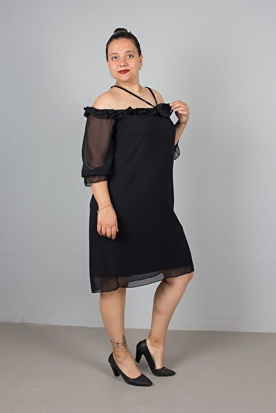 Truva XXL Rose Detailed Collar Black Chiffon Dress – Plus Size Elegant and Flighty Flight Chic!