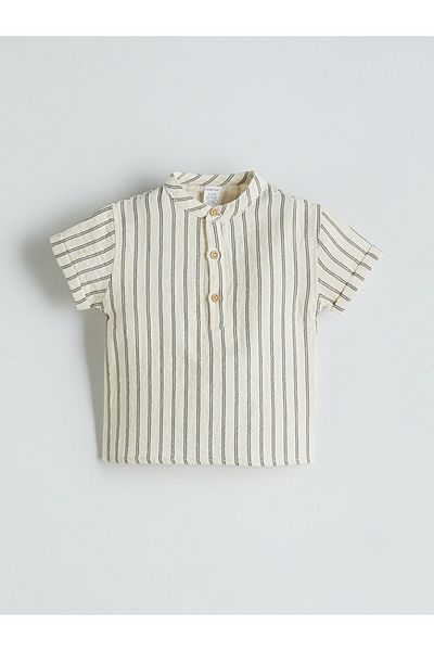 LC Waikiki قميص وسروال قصير للأولاد الصغار من LCW Hakim Collar مكون من قطعتين