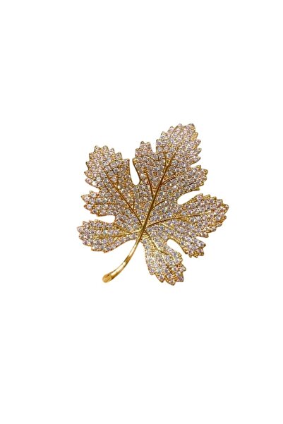 The Casius. Elegant maple leaf-shaped brooch with stones, refined accessory, 4 x 5 cm, gold color