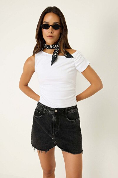 No Matter What T-Shirt mit asymmetrischem Kragen und Falten