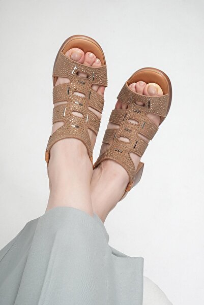 Stilbagshoes صندل نسائي بكعب من الجلد الطبيعي من MARTINA مزين بأحجار كريمة باللون البني الفاتح