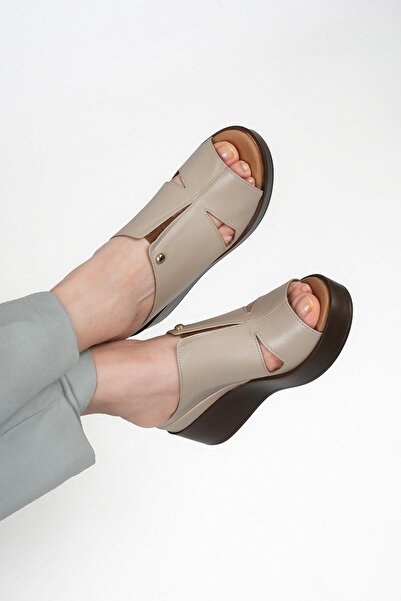 Stilbagshoes شبشب نسائي من الجلد الطبيعي بكعب عريض من سيلفيا باللون البيج