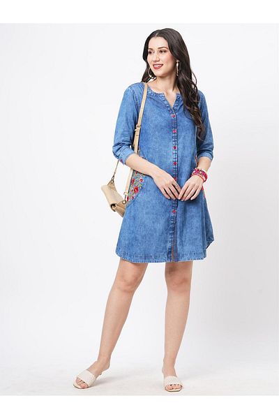 HashtagBe Short dress in sturdy denim with pockets and embroidery around them