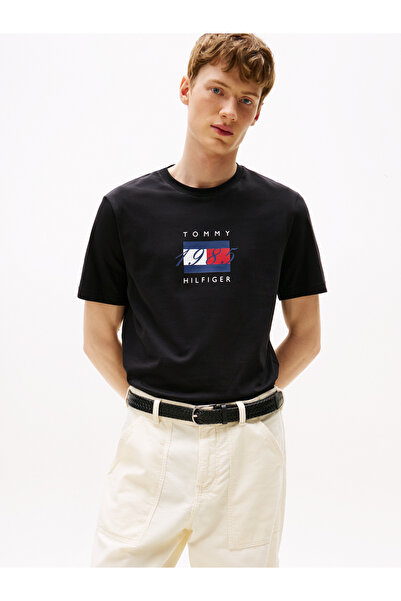 Tommy Hilfiger تي شيرت تومي هيلفيغر رجالي بأكمام قصيرة ورسومات علم خطي باللون الأسود