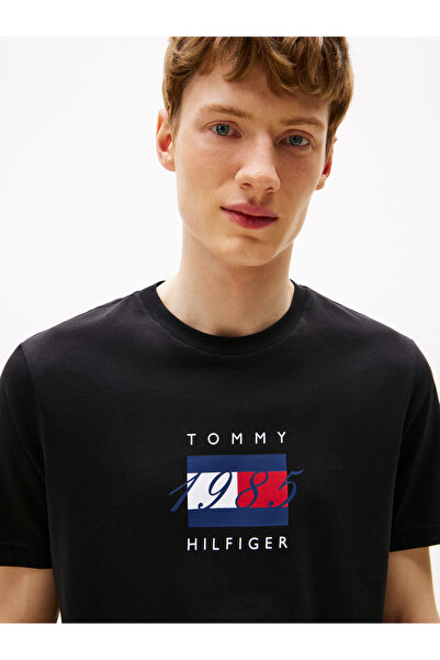 Tommy Hilfiger تي شيرت تومي هيلفيغر رجالي بأكمام قصيرة ورسومات علم خطي باللون الأسود