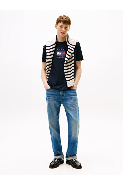 Tommy Hilfiger تي شيرت تومي هيلفيغر رجالي بأكمام قصيرة ورسومات علم خطي وسماء صحراوية