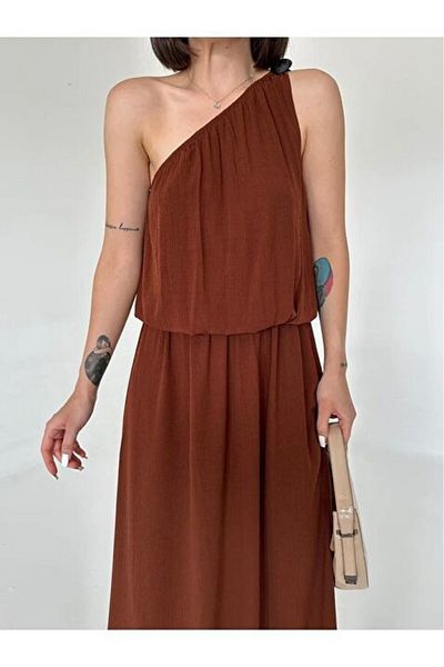 soBasic One Sleeve Elastic Waist Dress with Shoulder Brooch Accessory Detail