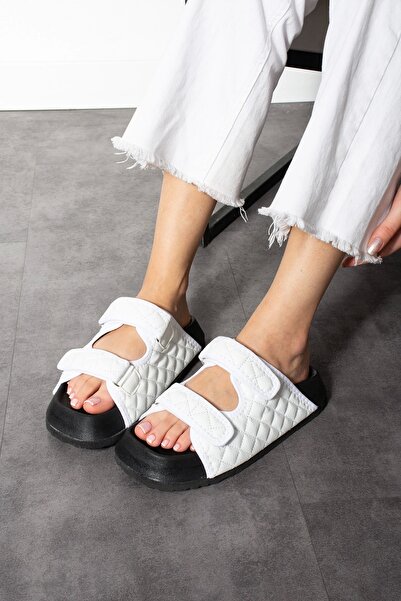 Sivarro Kapitone Beyaz Cırtlı Kadın Terlik – Ortopedik, Şık, Kaymaz Taban