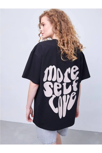ELNOYA تي شيرت مريح برقبة دائرية مطبوع عليه "More Self Love" من القطن الأسود ...