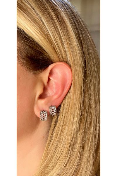 Store أقراط Diva Charm ذات تصميم بسيط